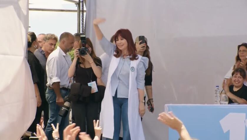 Cristina Kirchner da un discurso en un acto en Rosario