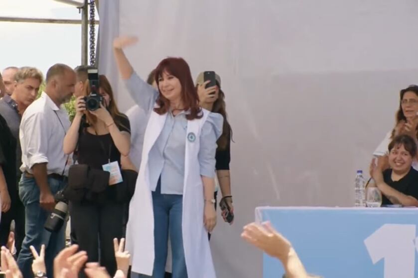 Cristina Kirchner da un discurso en un acto en Rosario