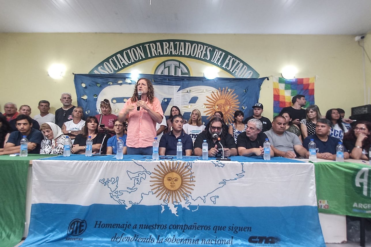 De Isasi y Baradel en una de las mesas multisectoriales reunidas esta semana. 