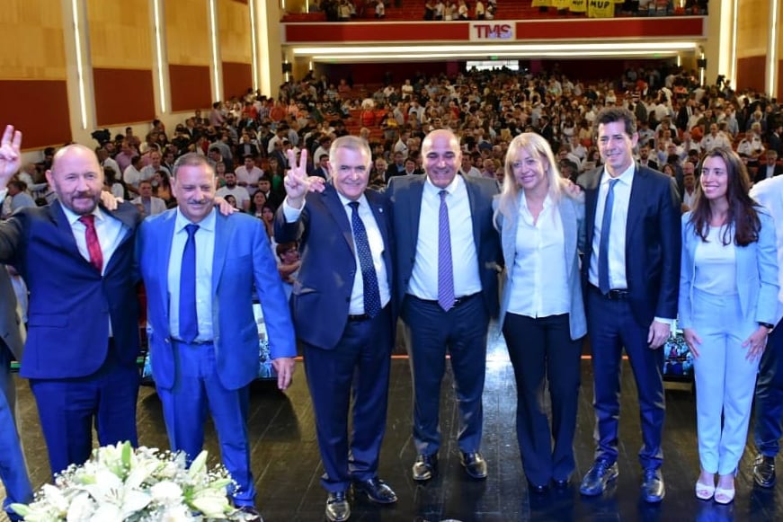 Manzur pidió un aplauso especial para Wado de Pedro