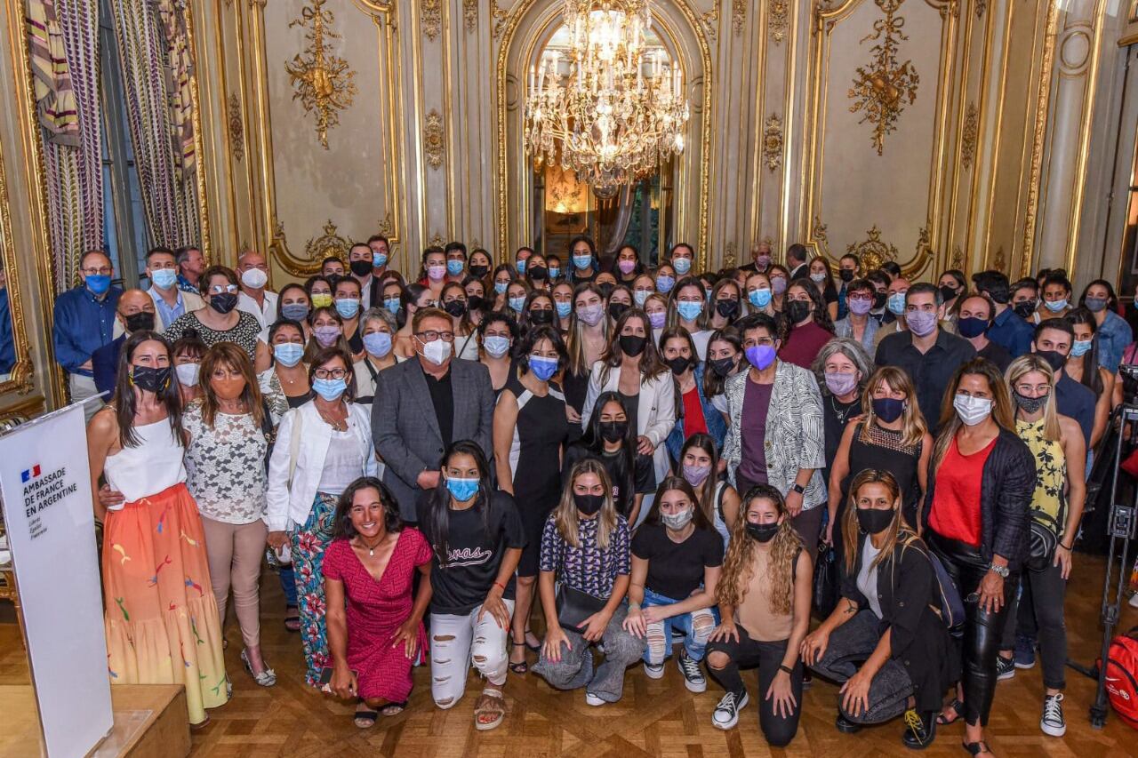 Las deportistas locales visitaron la embajada de Francia