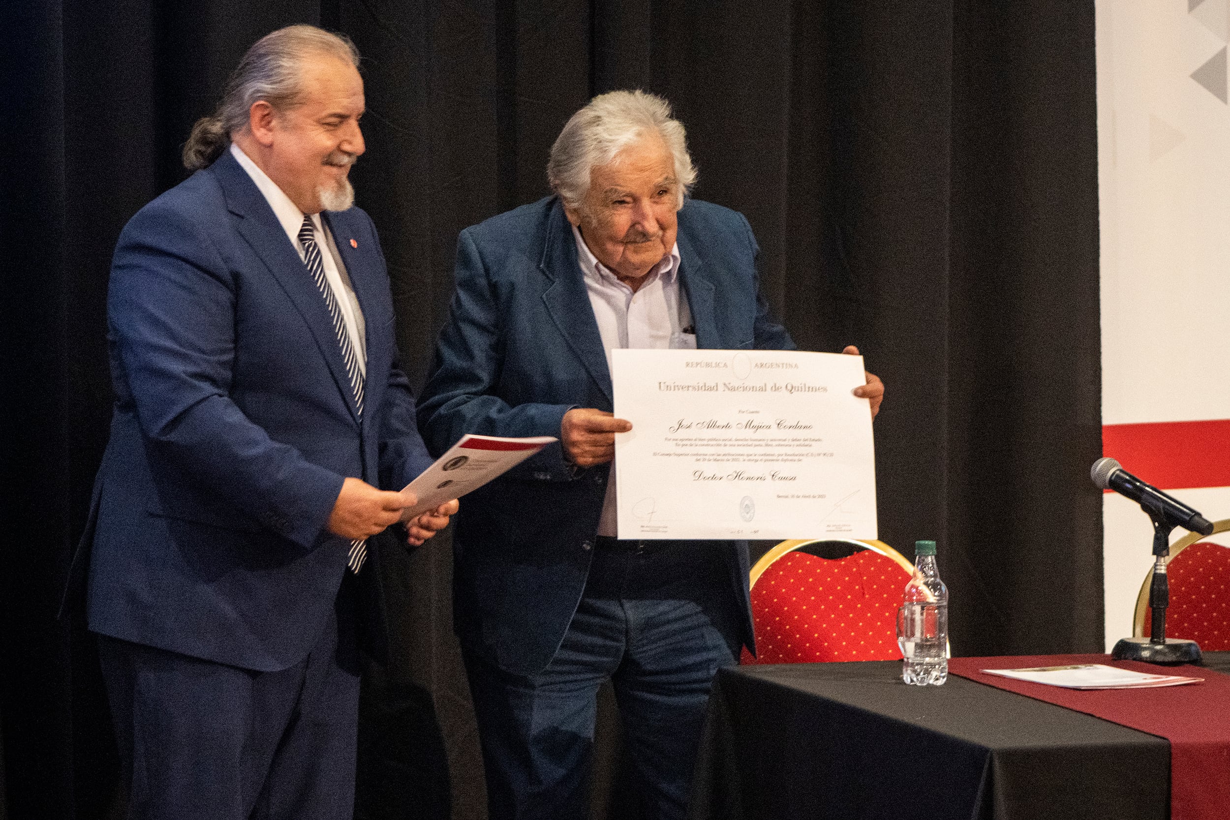 El rector de la UNQ, Alfredo Alfonso, junto a Pepe Mujica.