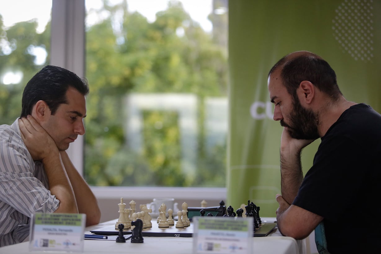 El GM Fernando Peralta con blancas ante el MI Kevin Paveto.