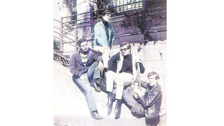 Un adolescente Spinetta fotografiado con el grupo Los Mods, en 1965. El primero desde la izquierda es Rodolfo García, luego baterista de Almendra. A la derecha, colgando del pasamanos, Luis Alberto.