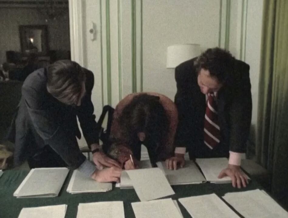 John Lennon en el momento en que firmó el contrato de separación de The Beatles. (Foto: Gotta Have Rock and Roll)