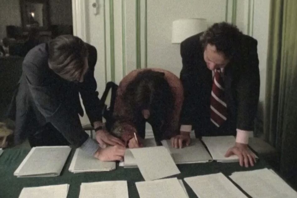 John Lennon en el momento en que firmó el contrato de separación de The Beatles. (Foto: Gotta Have Rock and Roll)