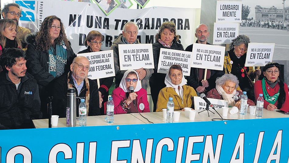 Dirigentes de organismos de derechos humanos hicieron un “abrazo” a Télam en rechazo a los despidos.