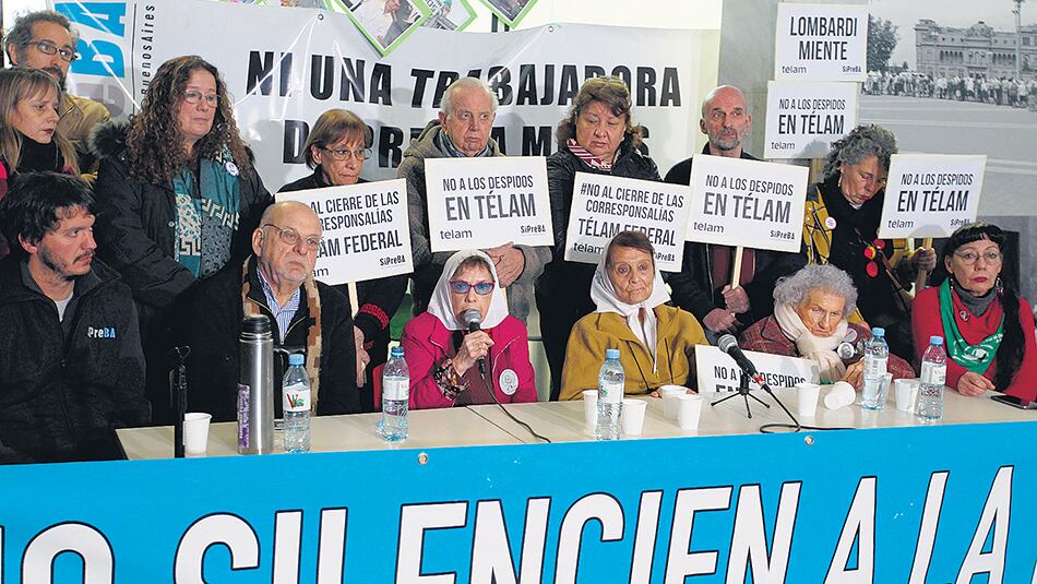 Dirigentes de organismos de derechos humanos hicieron un “abrazo” a Télam en rechazo a los despidos.