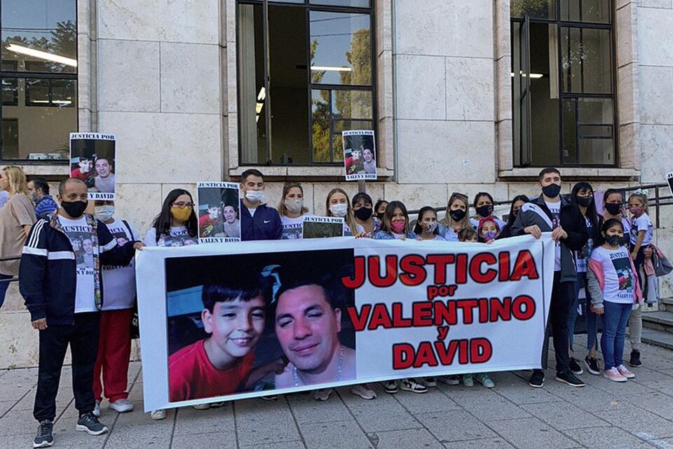 Familiares y amigos de las víctimas reclamaban la detención.