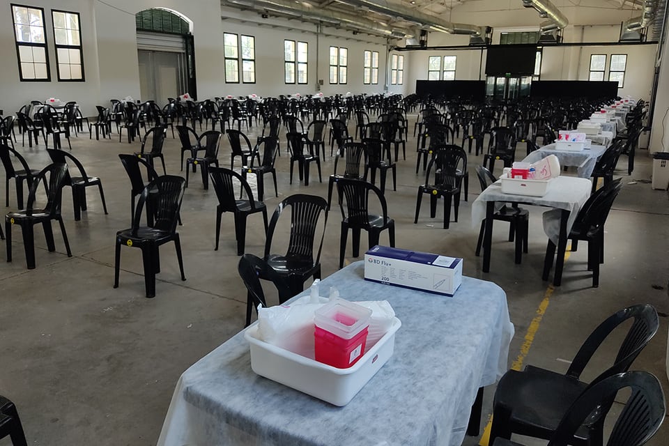 El vacunatorio de la Rural tiene capacidad de 3000 personas diarias. 