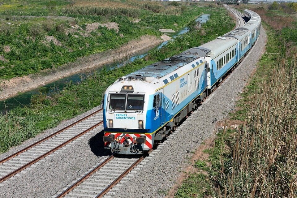 Todos los horarios y precios de los pasajes de trenes de Buenos Aires a Mar del Plata.