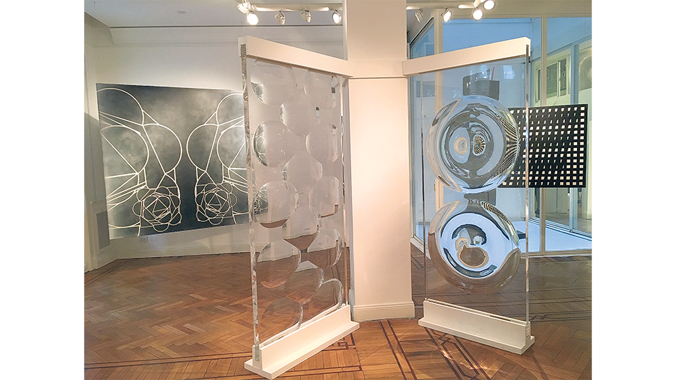 Placas de acrílicos tallados de los 60 y 70 y pinturas de los 90, de Polesello.