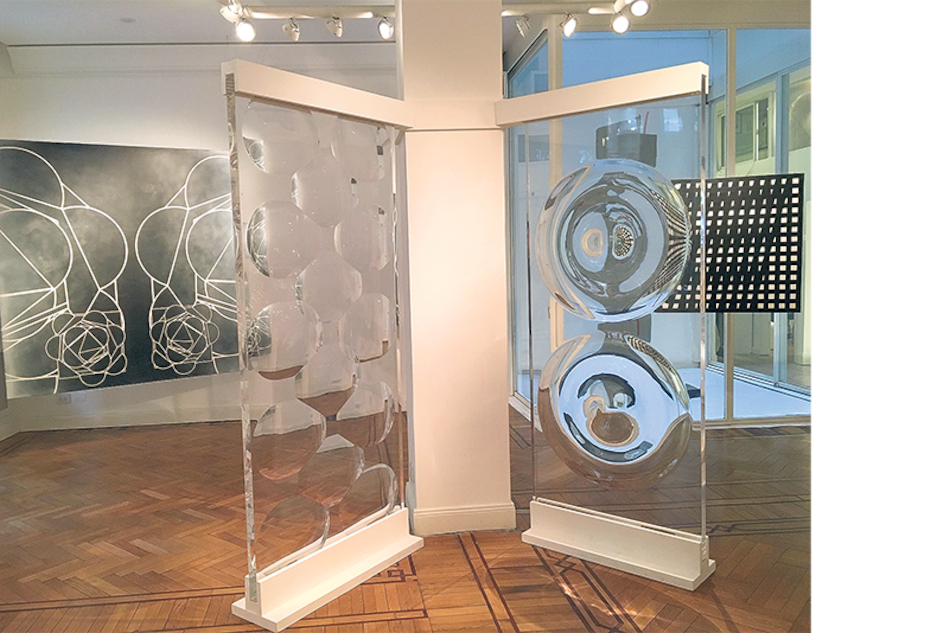 Placas de acrílicos tallados de los 60 y 70 y pinturas de los 90, de Polesello.