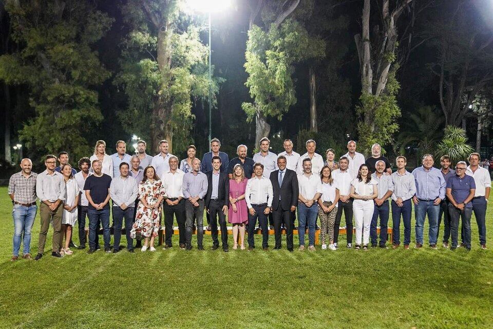 Las diferentes vertientes del peronismo provincial en una de las reuniones previas a la campaña del 2023. 