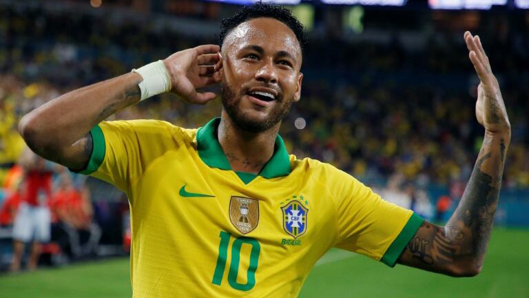 Neymar festeja el gol del empate.