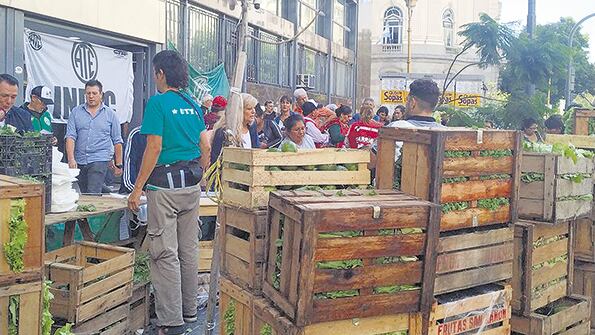 Se realizó un verdurazo y una radio abierta frente al Indec.