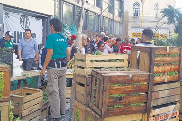 Se realizó un verdurazo y una radio abierta frente al Indec.