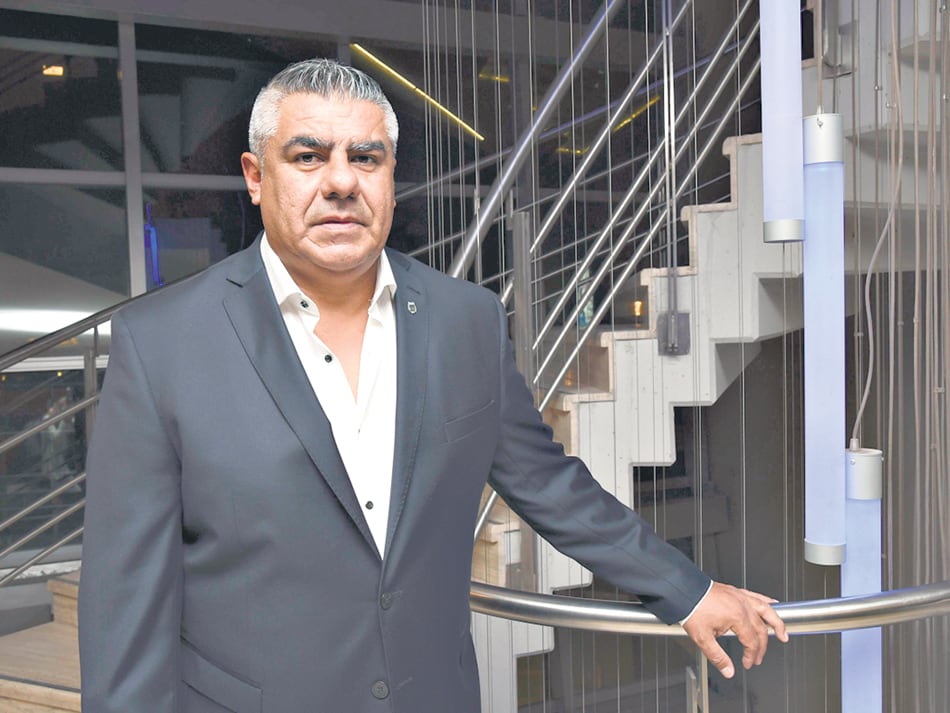 Claudio Tapia habló ayer con el jugador del Barcelona, y tiene previsto regresar hoy al país.