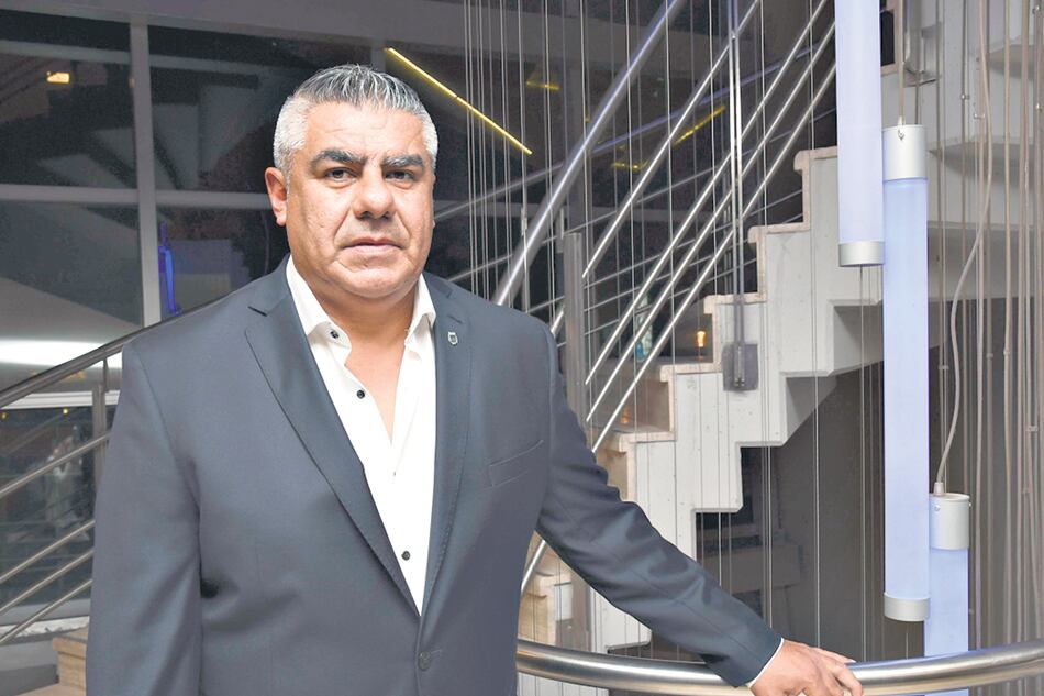 Claudio Tapia habló ayer con el jugador del Barcelona, y tiene previsto regresar hoy al país.