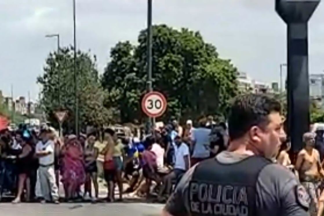 Un momento del corte de los vecinos, hastiados por estar sin luz. 