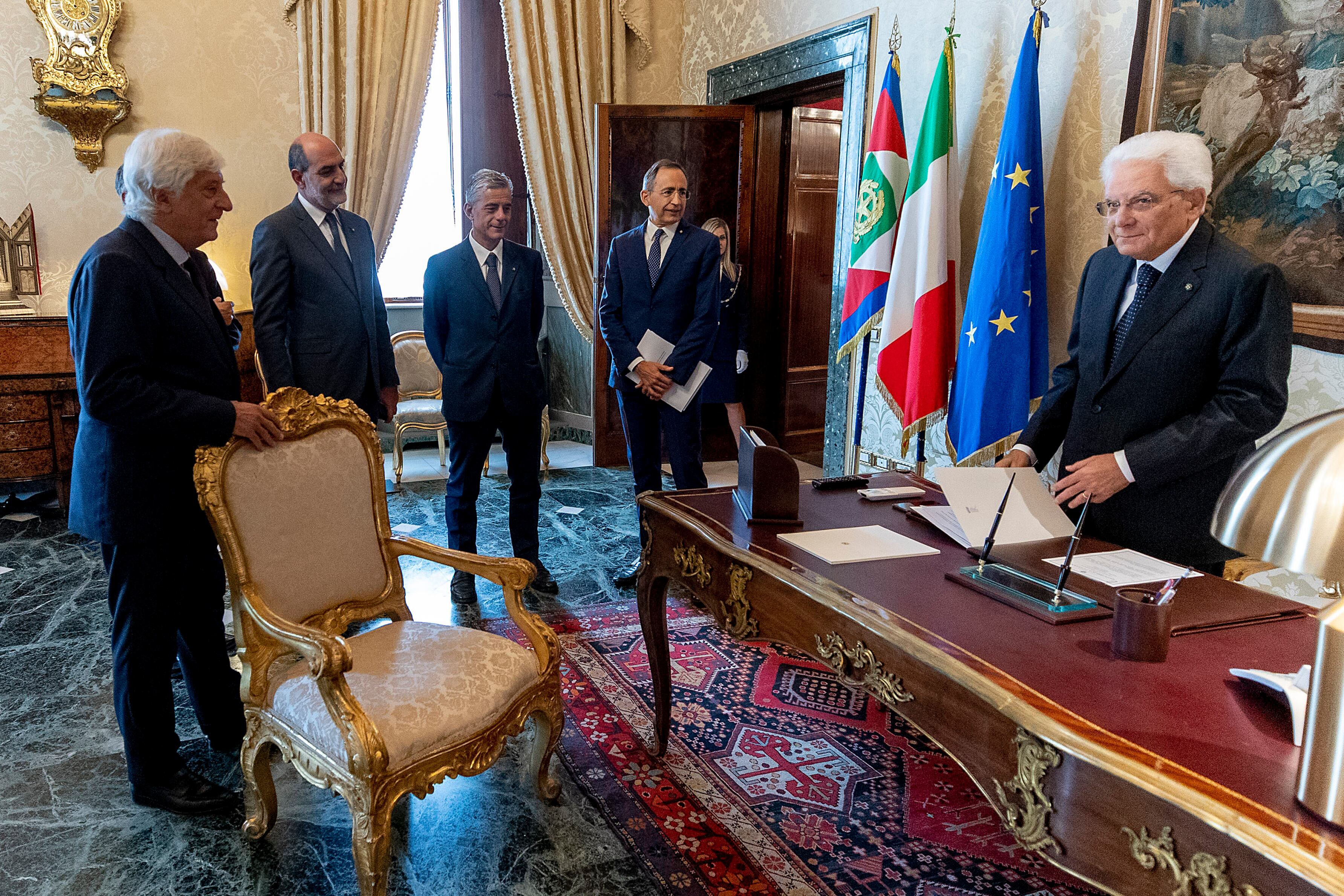 El presidente Mattarella tuvo encuentros con políticos para salir de esta crisis.