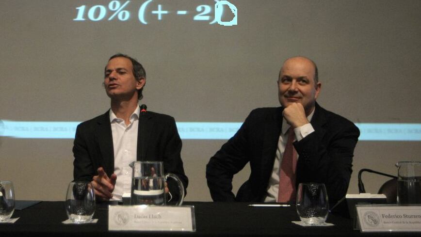 Lucas Llach y Federico Sturzenegger, ex números dos y uno del BCRA, perdieron con la devaluación.