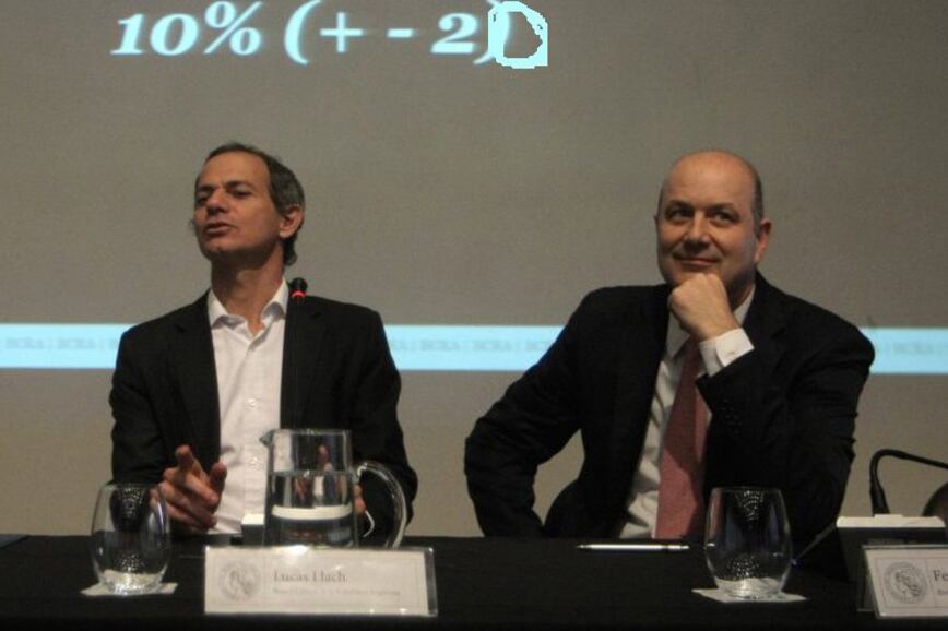 Lucas Llach y Federico Sturzenegger, ex números dos y uno del BCRA, perdieron con la devaluación.