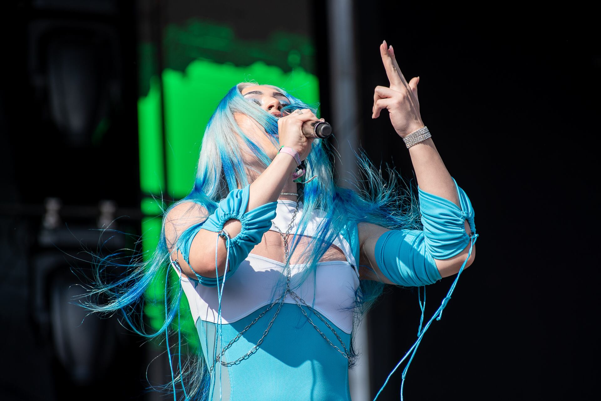 Con guitarra, DJ y una mostra en coros, Villano Antillano ofrecía su versión del reggaetón de la mata: el original, el de pura cepa