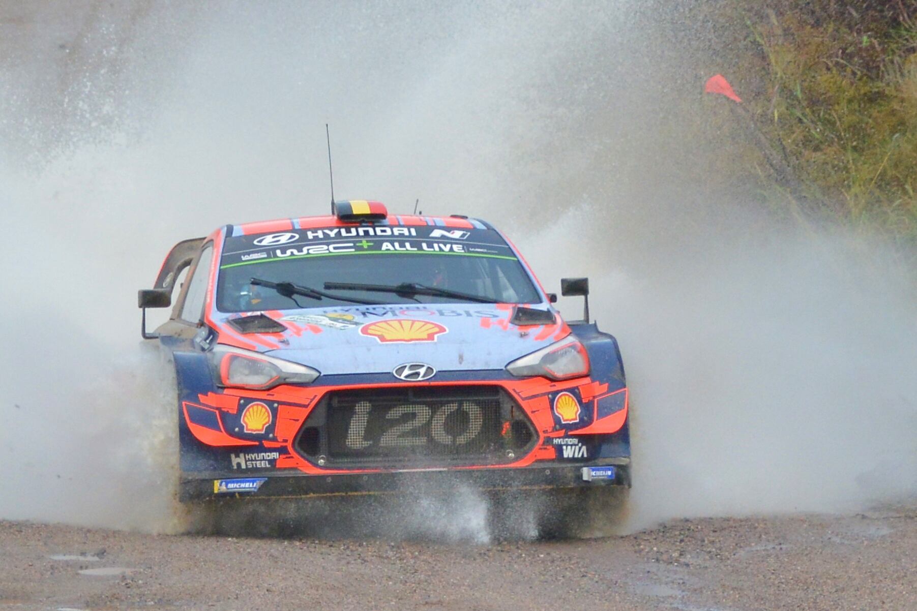 Neuville (Hyundai), continúa liderando el Rally de la Argentina. Tänak, lo persigue.