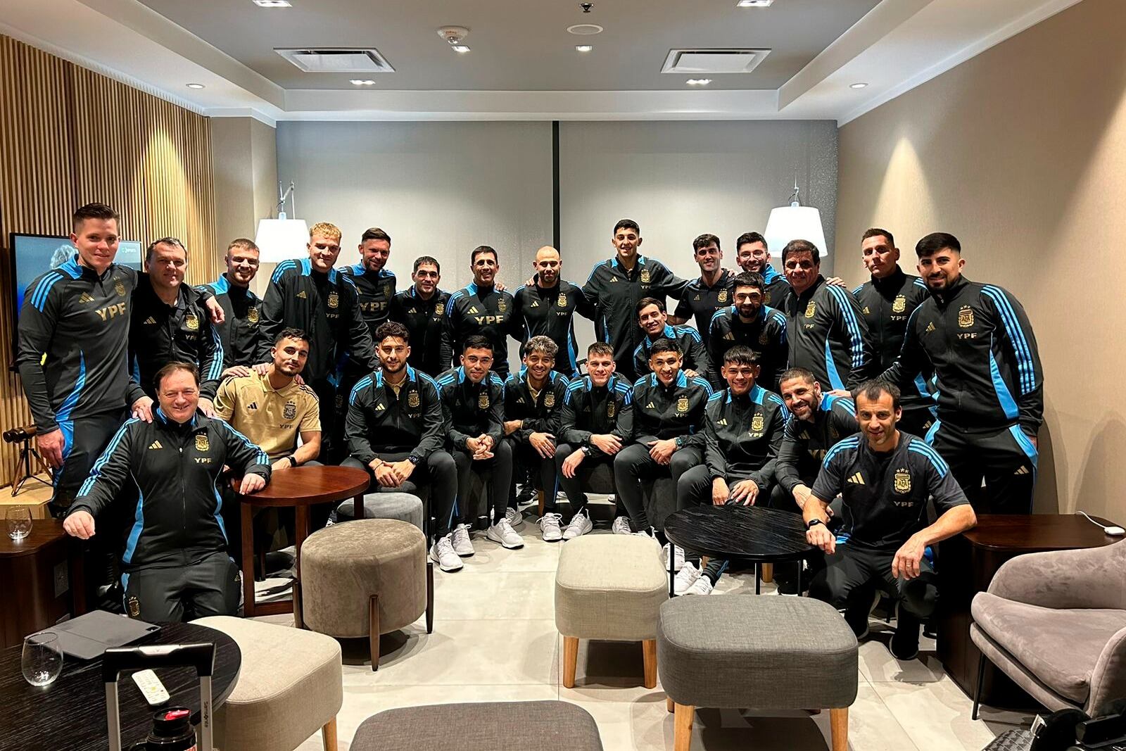 La delegación argentina que partió rumbo a París