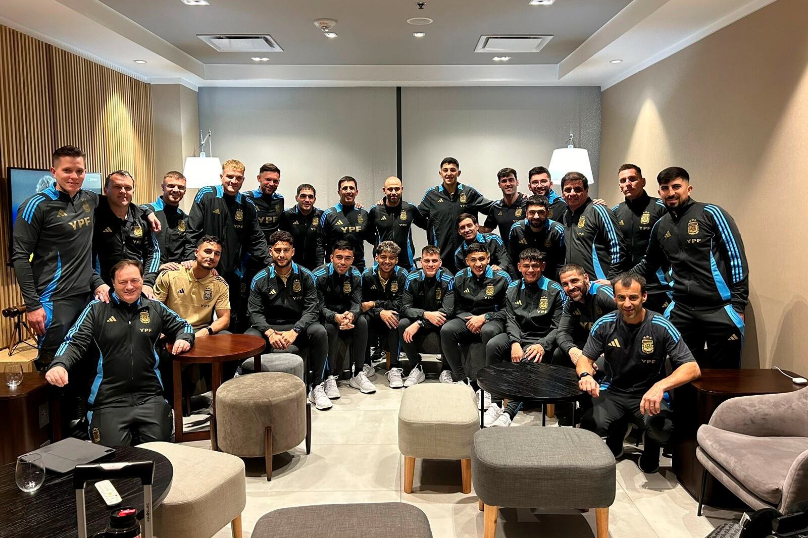 La delegación argentina que partió rumbo a París