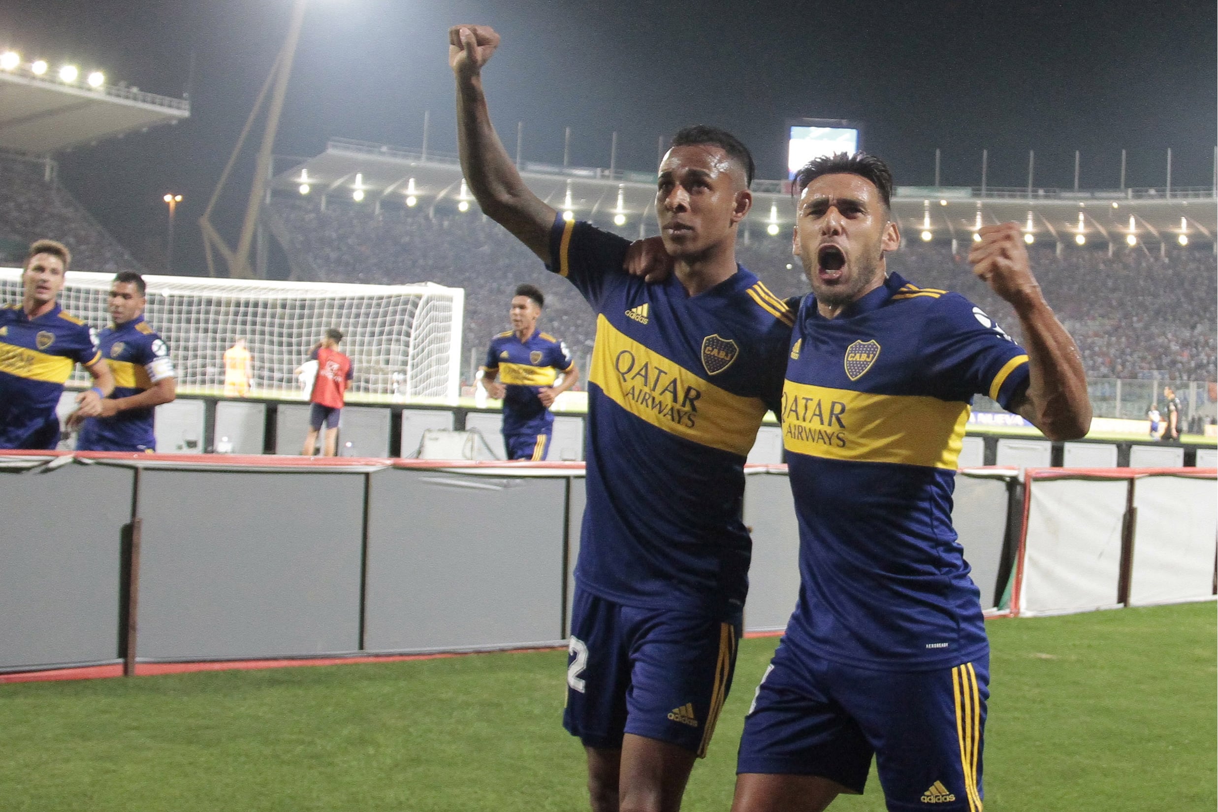 Salvio festeja con Villa, auntor del primero de Boca.