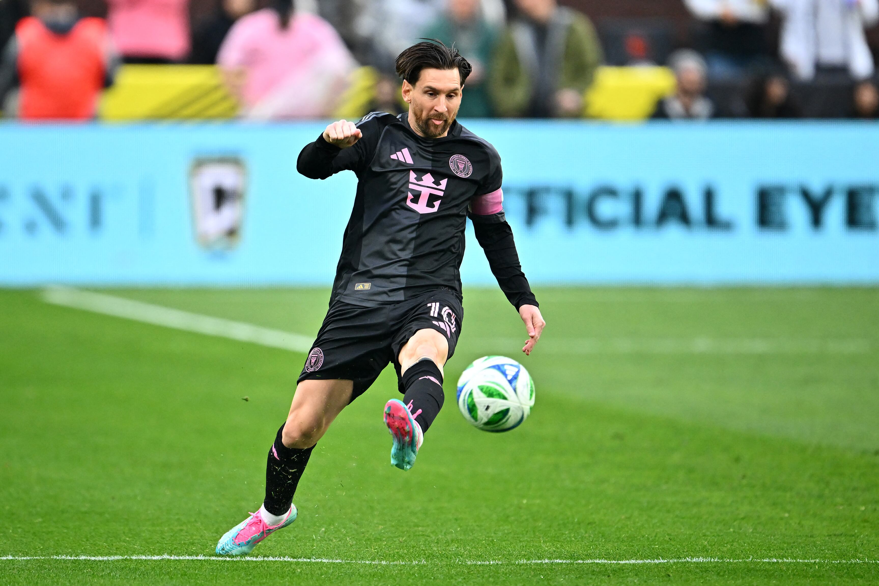 Messi y su nuevo peinado, en acción.