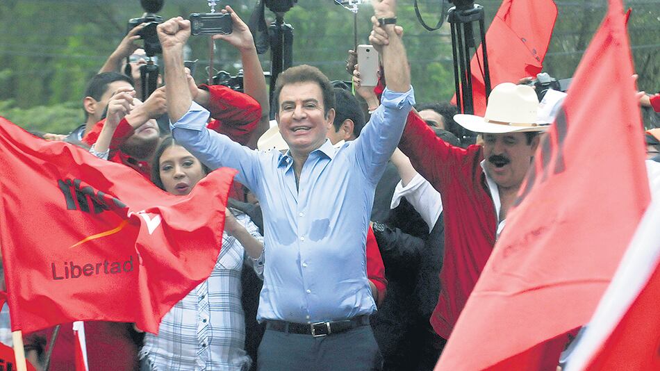 Nasralla, de la Alianza de Oposición contra la Dictadura, lidera en el conteo parcial.