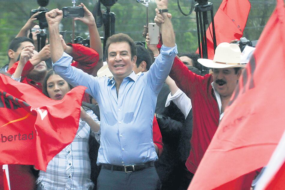 Nasralla, de la Alianza de Oposición contra la Dictadura, lidera en el conteo parcial.