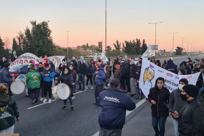 El corte de trabajadores despedidos de Mondelez en Panamericana.
