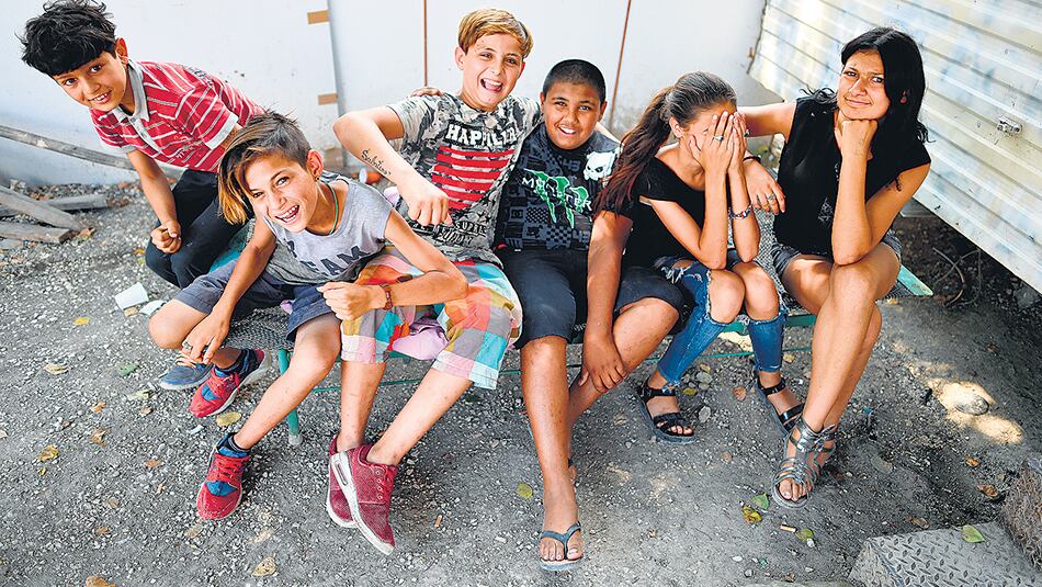 Miembros de una familia gitana de la comunidad Onlus Isola Verde, en las afueras de Roma, Italia.