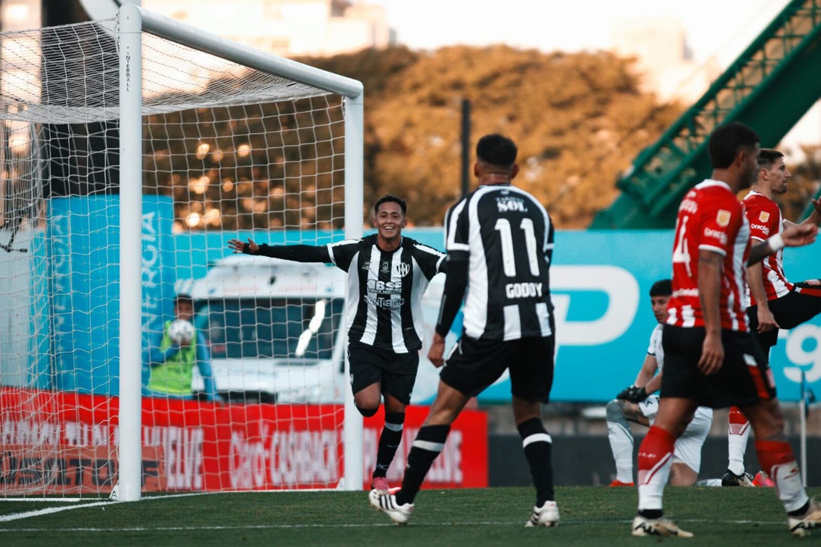 Atencio festeja el primero de sus goles