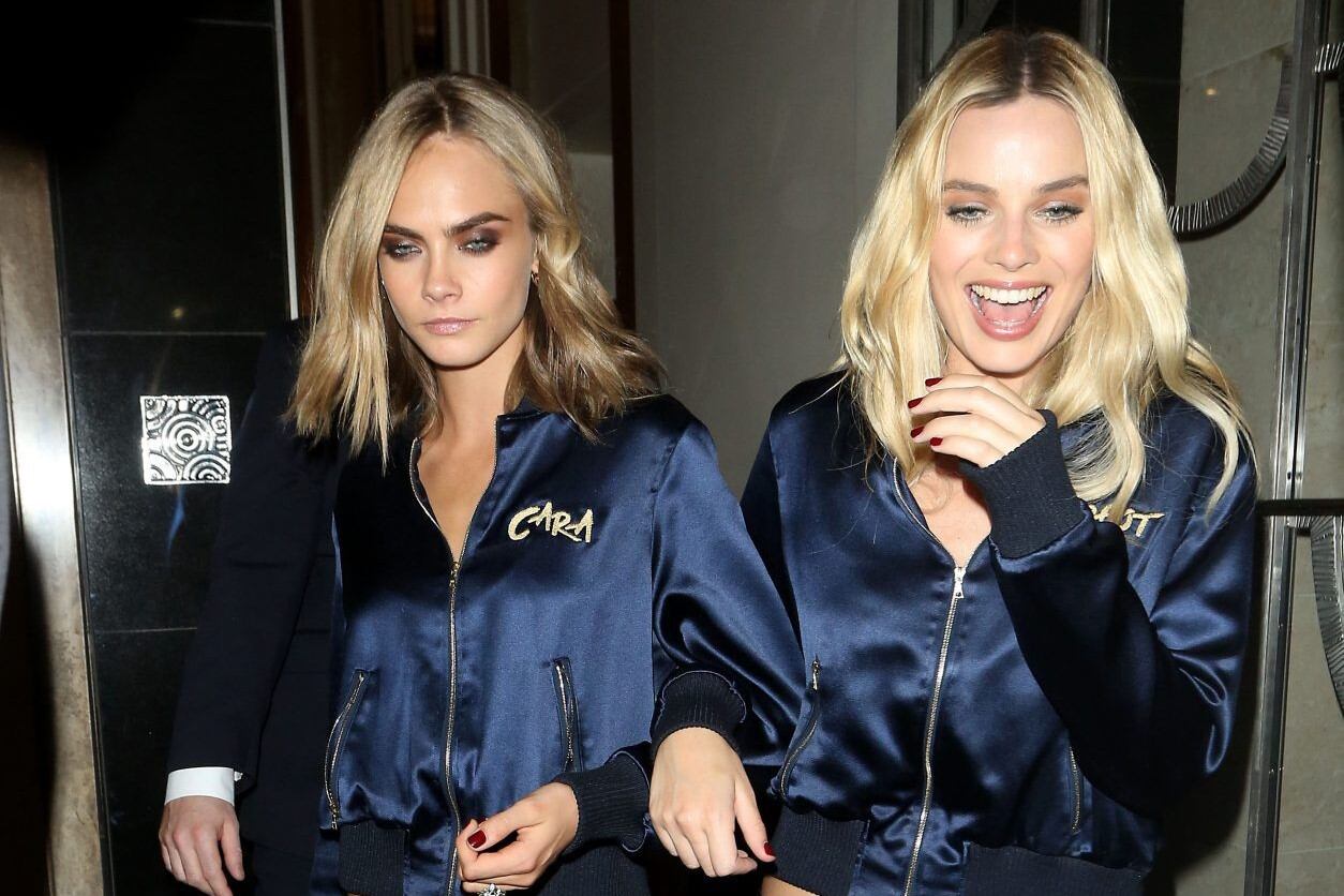 Margot Robbie y la modelo Cara Delevingne en una foto de archivo. (Foto: AFP).