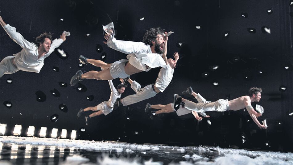 La música de A pesar de desear y querer fue especialmente compuesta por David Byrne.