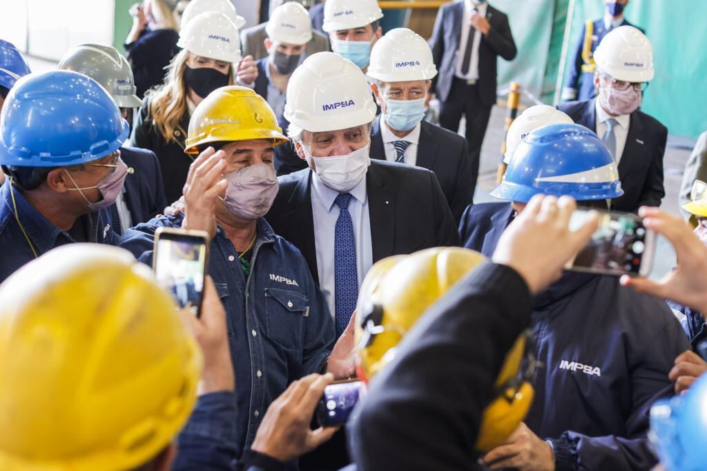 Fernández, con obreros en la planta que tiene IMPSA en la localidad mendocina de Godoy Cruz.