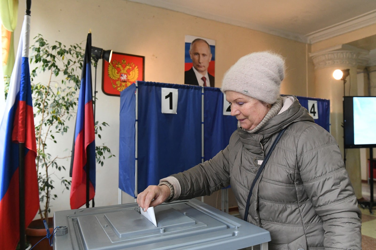 Una mujer vota en Donetsk, territorio ucraniano controlado por Rusia. 