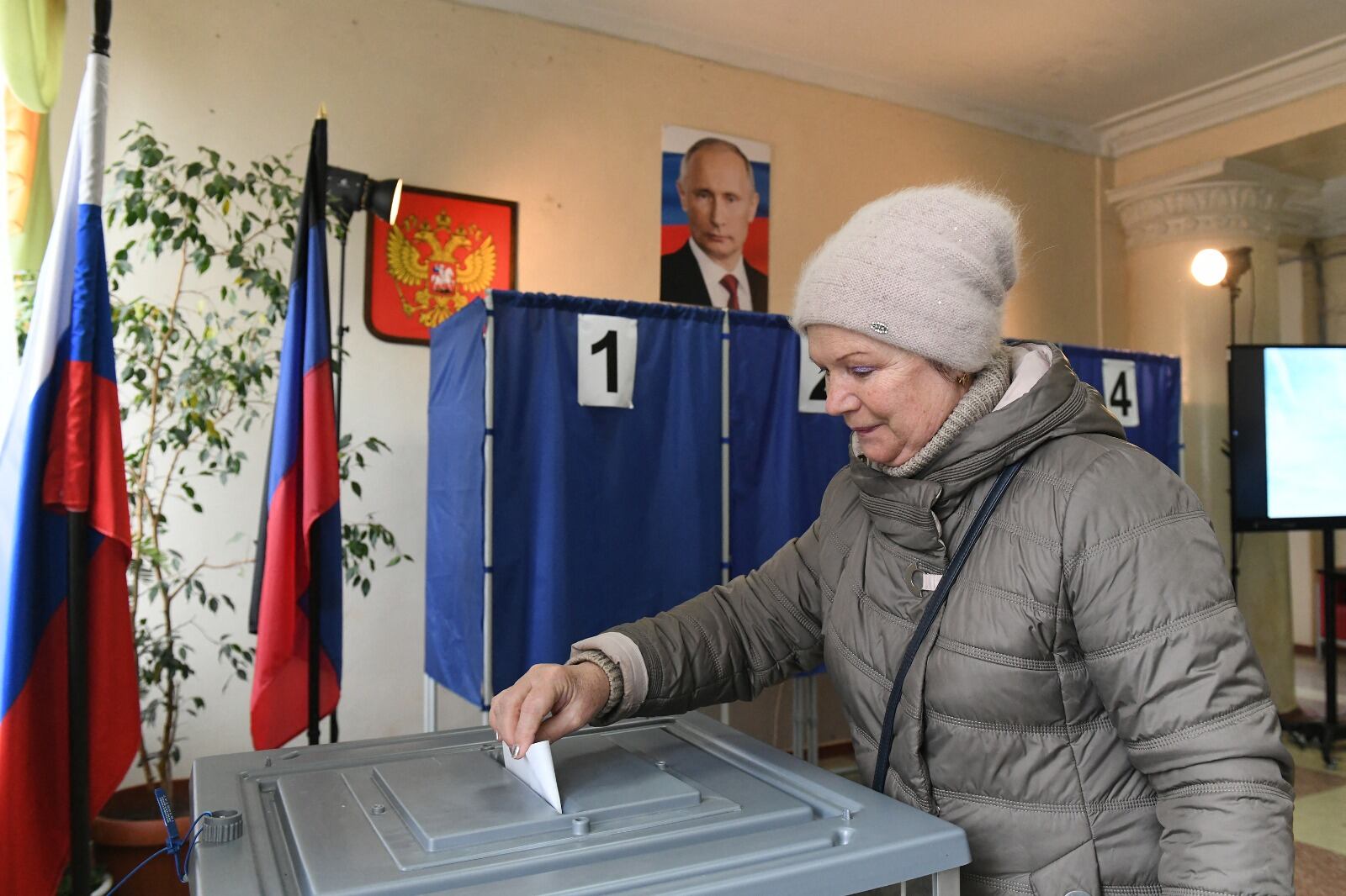 Una mujer vota en Donetsk, territorio ucraniano controlado por Rusia.
