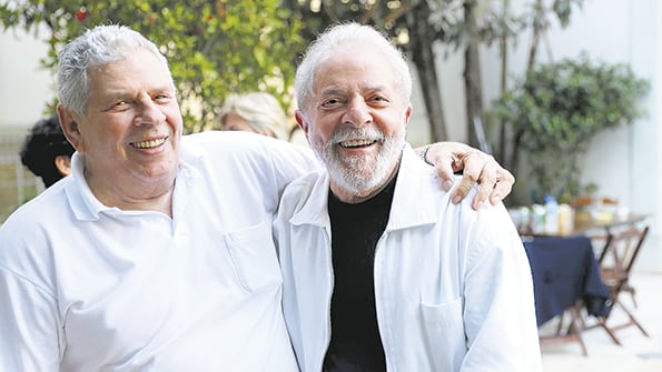 Vavá abraza a Lula, quien no pudo estar presente en el velorio de su hermano mayor.