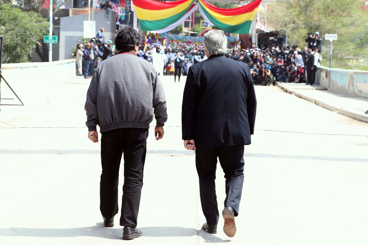 Evo Morales regresó a su país acompañado por Alberto Fernández.