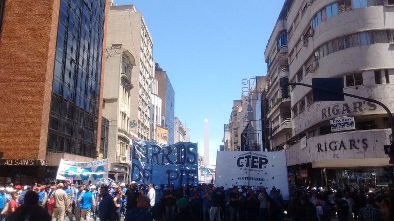 Los movimientos sociales marcharon por la avenida Corrientes.