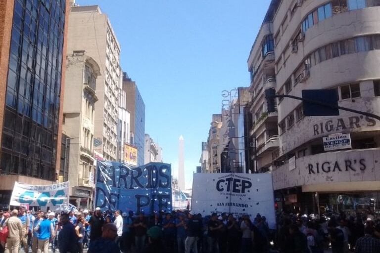 Los movimientos sociales marcharon por la avenida Corrientes.
