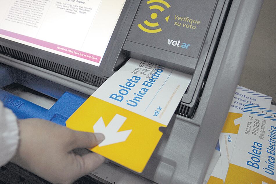 Pese a la opinión de la mayoría de los especialistas, el Gobierno quiere la Boleta Unica Electrónica.
