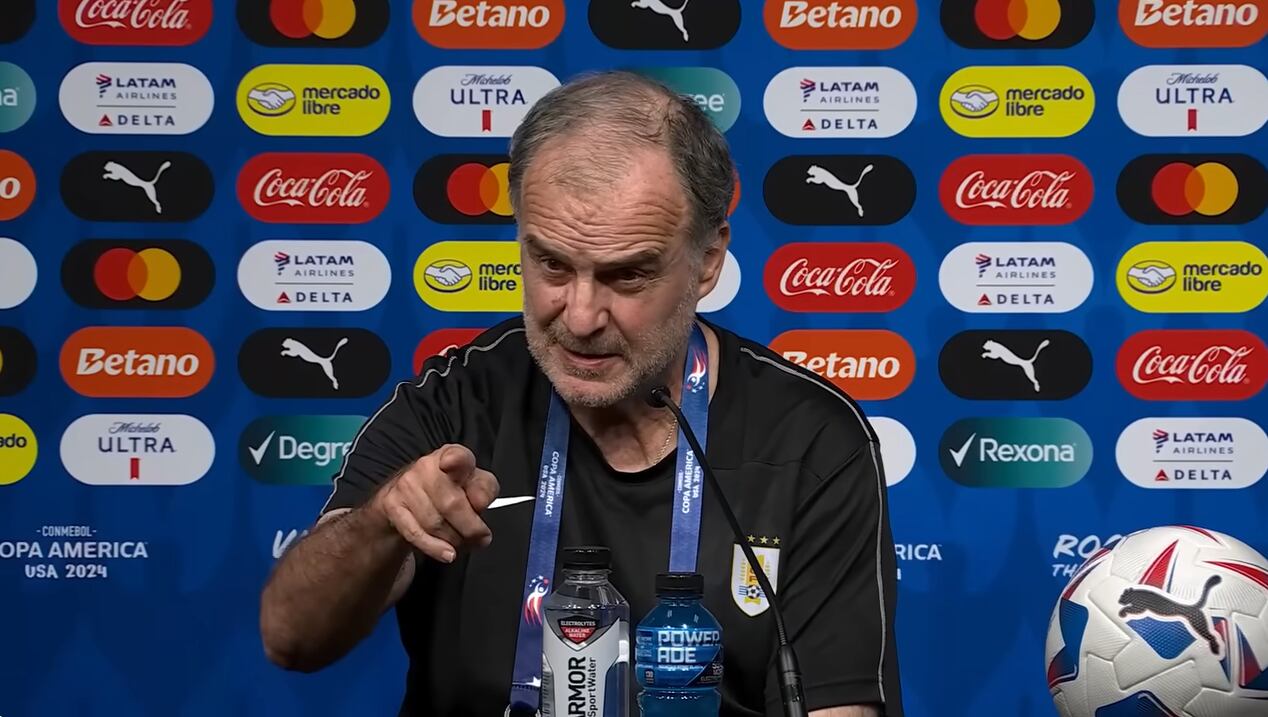 Marcelo Bielsa en la conferencia de prensa previa al partido vs Brasil.