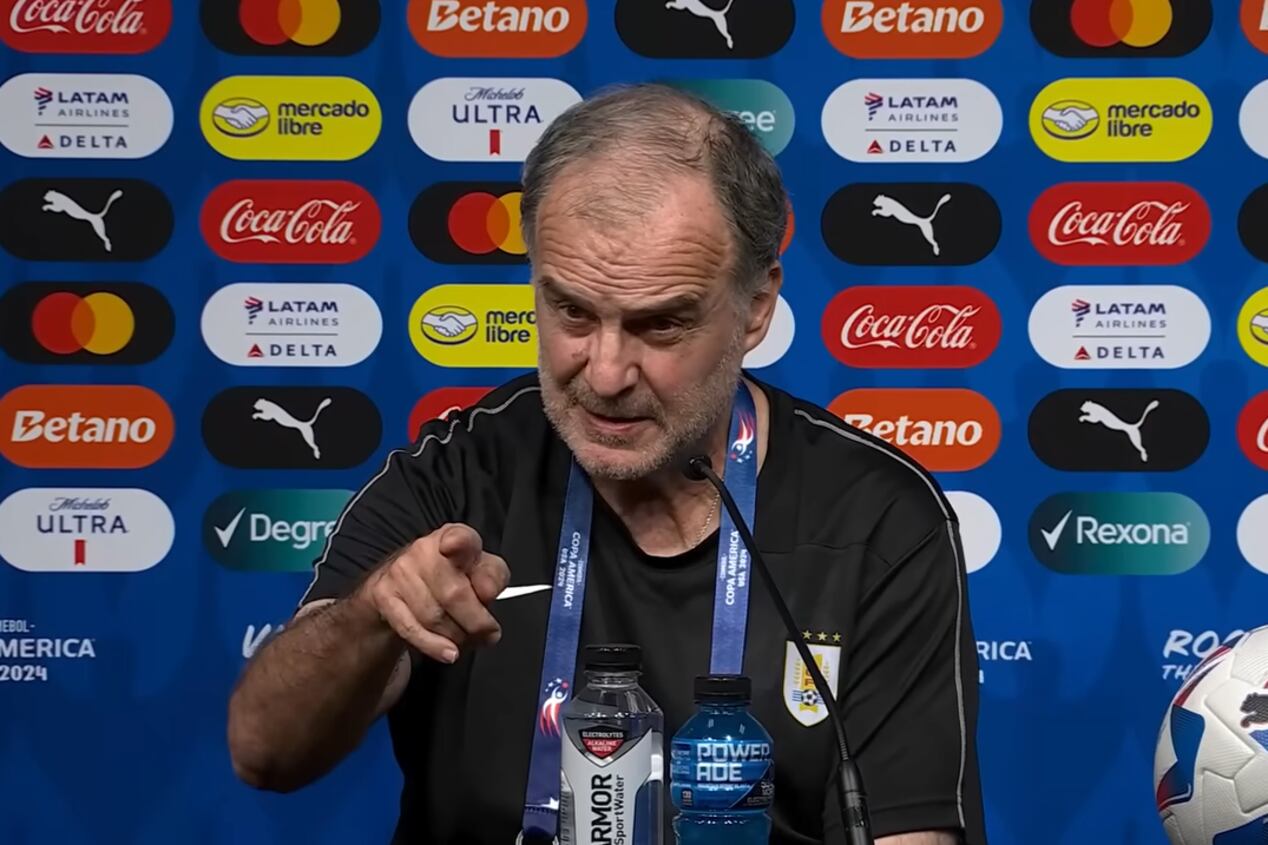 Marcelo Bielsa en la conferencia de prensa previa al partido vs Brasil.